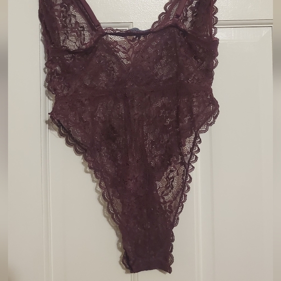 MAROON Lace bodysuit with a deep V-neck and thin straps - Picture 8 of 11